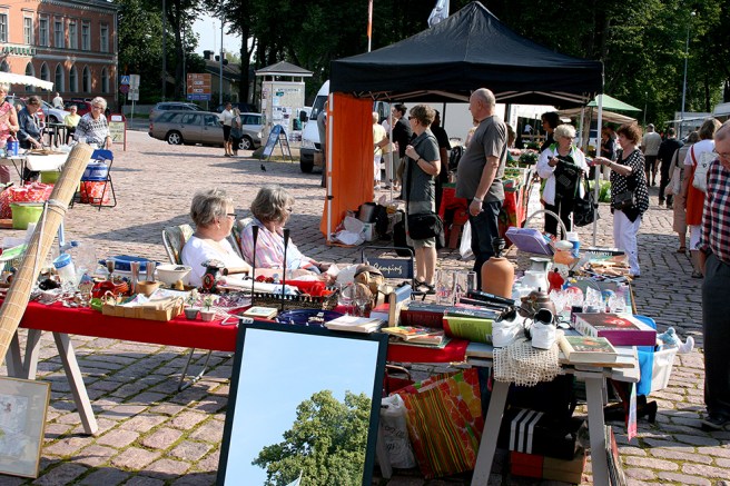 Många hade passat på att  ställa fram varor av varierande slag, så här var lite loppmarknadsstämning i dag också.