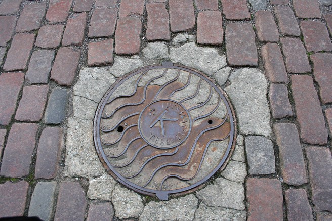 Ett av många fina brunnslock i staden.