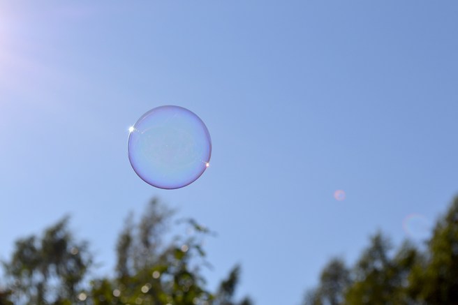 Här svävar en bubbla mot skyn, fotograferad av min syster.