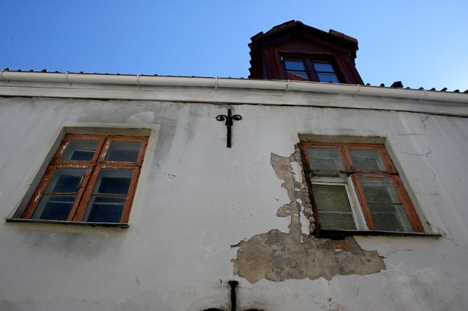 Samtidigt med de fina fönstren blir det en fin fasad också, för jag gillar ju sådant där rappningen gett efter :-)