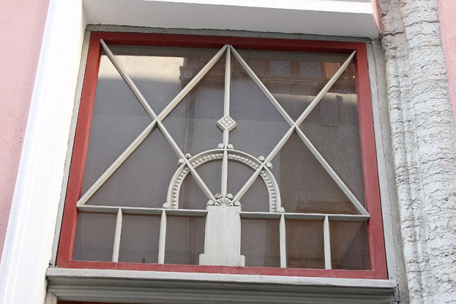 Minns inte längre vilken byggnad som ståtade med det här fönstret. Men fint är det på sitt sätt, även om det kanske inte är fönstertvättarens dröm.