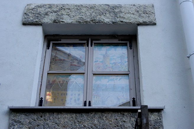 Det fanns fina bilder bakom glasen men speglingarna gör att man inte ser dem så tydligt. Fönstret satt också så högt uppe att jag inte kom närmare än så här.