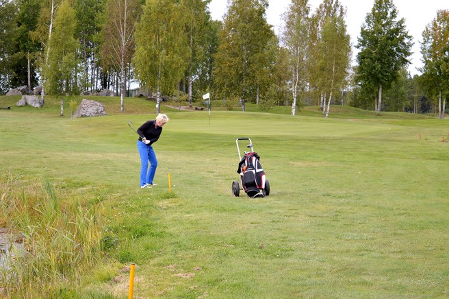 Marina slår mot greenen.