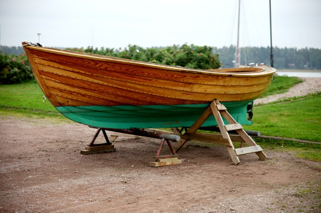 En ensam båt uppe på land.