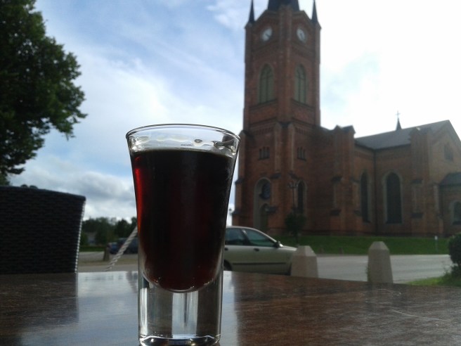 Sensommarkvällen var solig och varm. Det lilla glaset med aptitretaren Jägermeister ser ut som ett stort stop!
