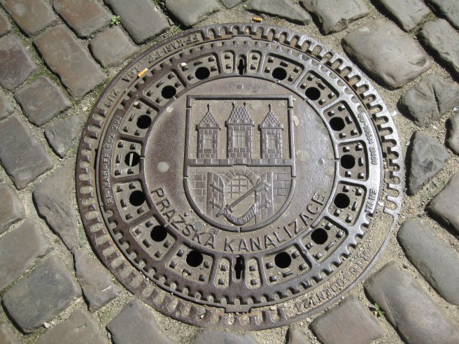 Tycker att brunnslock från Mellan- och Sydeuropa är vackrare än de vi har i Finland. Riktiga konstverk!