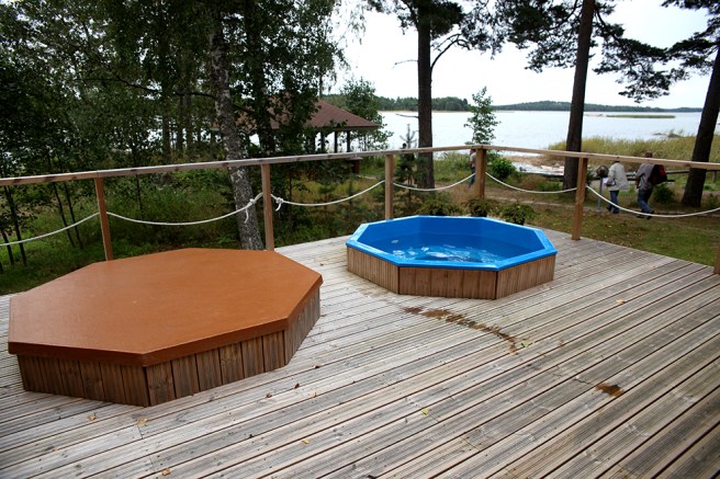 En badtunna utan lock och en som ännu har locket på.