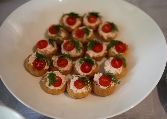 Ett slags petit choux med en god röra toppad med tomat.