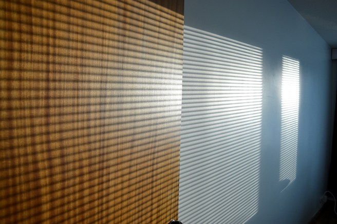 Klockan var inte ens sju då jag öppnade persiennerna och fick det här mönstret på väggen.