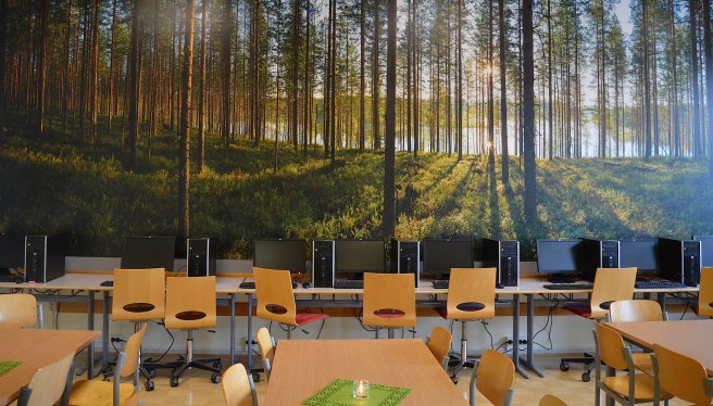 När eleverna jobbar vi datorerna sitter de "i skogen".