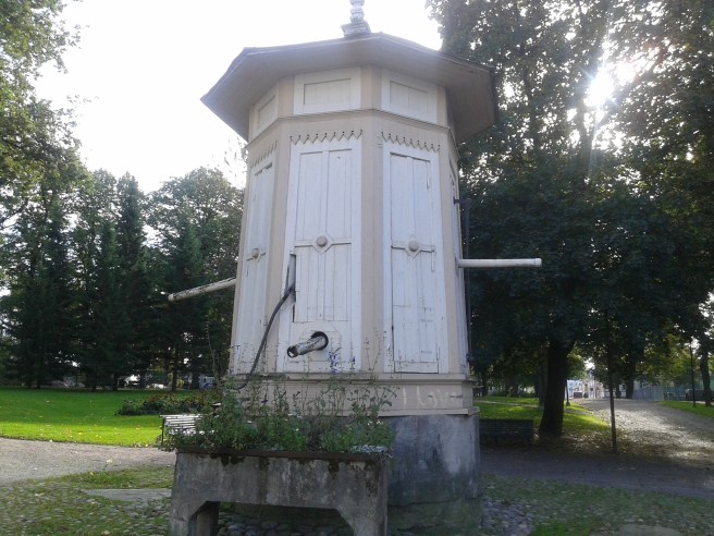 Bra att även sådant som inte längre används för samma syfte som förr får stå kvar, för det här är ju en vacker brunn.