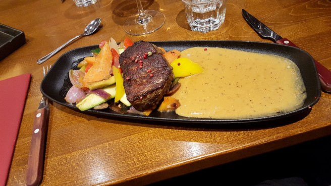 Pepparbiff med wokade grönsaker som huvudrätt.