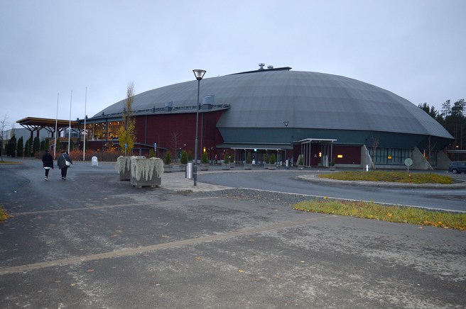 Joensuu Areena, den största byggd av trä i Finland. Syns ju inte direkt utanpå men inuti såg man balkarna.