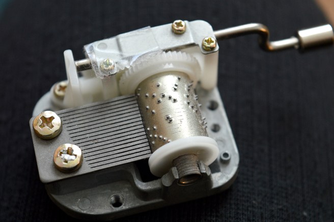 En speldosa jag fick av min ex-make. Jag är glad att jag sparade den fastän det först gjorde ont att höra "You are the sunshine of my life". Jag kom ju ihåg allt det fina som hade varit men som sedan togs ifrån mig. I dag kan jag se med distans på det som hände.