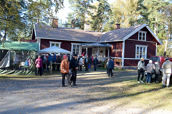 Intäkterna från marknaden går bland annat till att upprätthålla byaföreningens samlingsplats, den gamla småskolan.