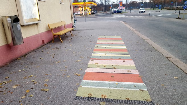 Också utanför busstationen i Lovisa finns nu mattor på trottoaren och på trapporna. Fina inte sant?