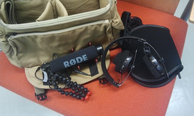 Mikrofon och hörlurar, och många sladdar som helhet att hålla reda på.