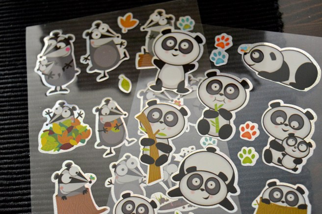 I kön före mig stod en flicka på ungefär sex-sju år. Hennes ögon tindrade, hon hade fått köpa klisterbilder. Lika barnsligt förtjust i sådana är Carita 53 år.