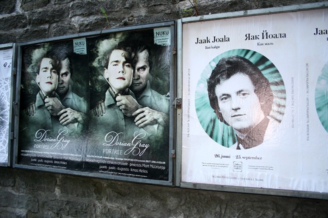 Konserter och filmer på bio marknadsfördes på en av murarna runt gamla stan.