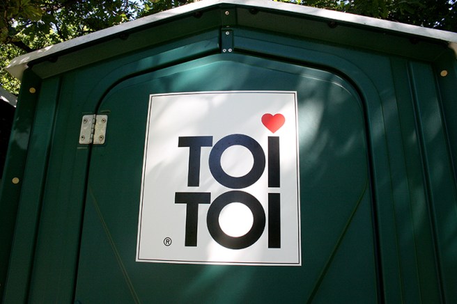 Utedass, en bajamaja, i en park i Tallinn.