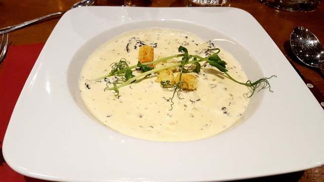 Murkelsoppa med vitlökskrutonger.