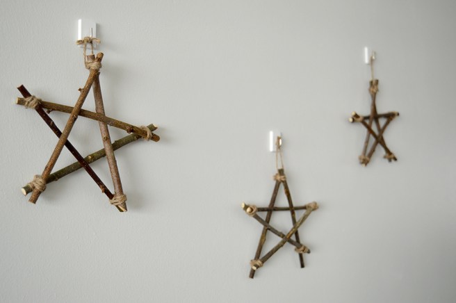 I hyreskontraktet står det skrivet att jag får borra i väggen men om jag flyttar ut någon gång måste jag lappa hålen, så jag har inte velat borra alls och här behövdes det inte heller.