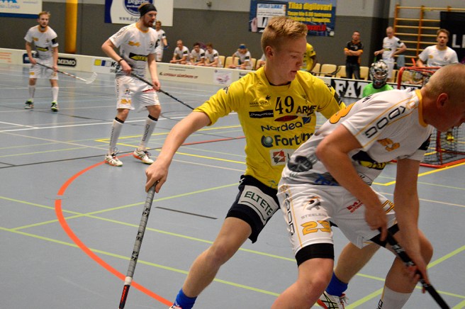 Tors Tommi Taimisto (49) försöker få bollen av motståndaren.