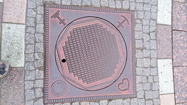 Symbolerna för tro, hopp och kärlek är en vanlig syn också på andra platser i Jakobstad.