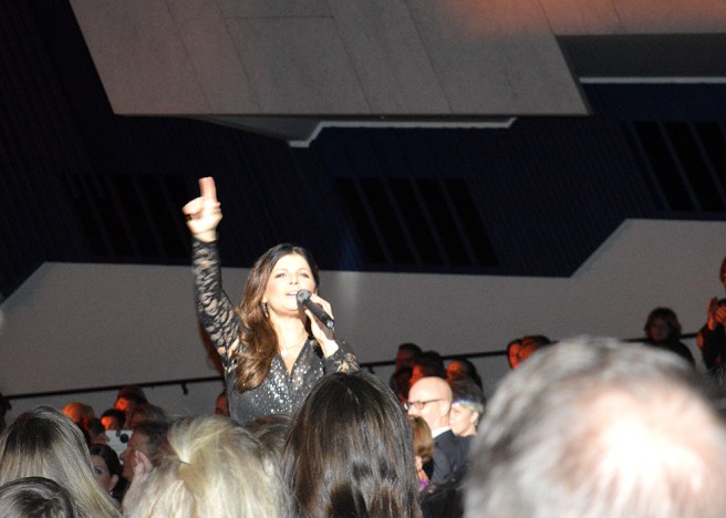 Men plötsligt sprang Carola upp bland publiken och då vågade jag till och med använda blixten.