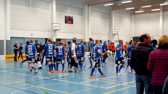 Vårt underbara lag har tackat oss, fansen - men jag var lite sen med kameran så killarna är redan på väg bort.