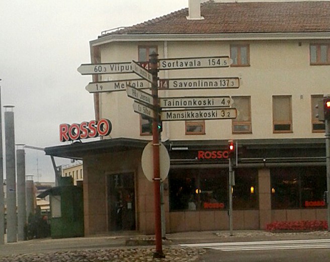 Man ska vara snabb på att läsa och tänka som bilist i den här korsningen.