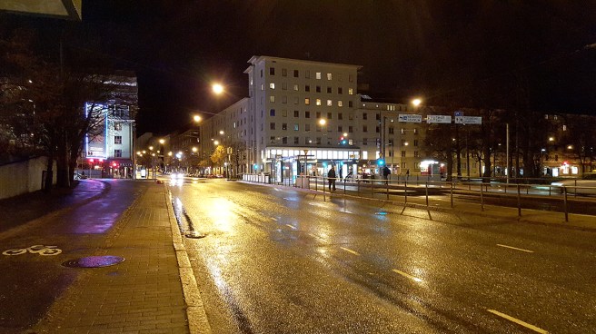 I väntan på bussen vid Operahuset. Lugna gator fastän klockan bara var kvart över tio.