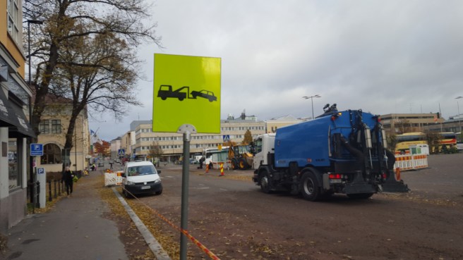 Och samma sak i Borgå. Här pågick arbeten efter ett rörläckage och bilar som parkerades fel forslades bort.
