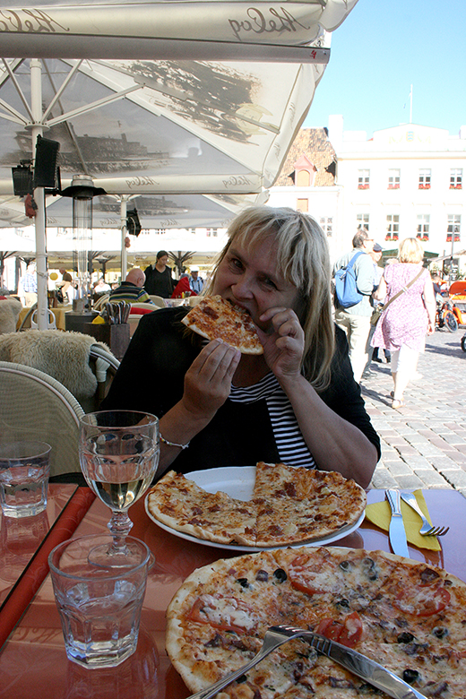 Minne från Tallinnresan i augusti :-) Bästa pizzan vi hade ätit på länge väninnan och jag.