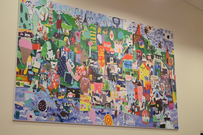 Ett fint konstverk på väggen, uppskattningsvis fyra gånger två meter stort... eller större :-)