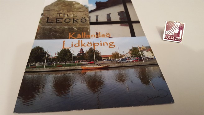 Kortet ser ut som en stor plansch på bilden. Luciamärket som är ungefär 1 cm x 1 cm får fungera som jämförelsematerial i stället för den klassiska tändsticksasken :-)