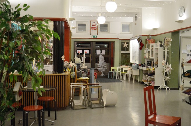 Väntsalen är riktigt mysig just nu, här pågår en marknad ännu söndagen den 13 december klockan 10-16.