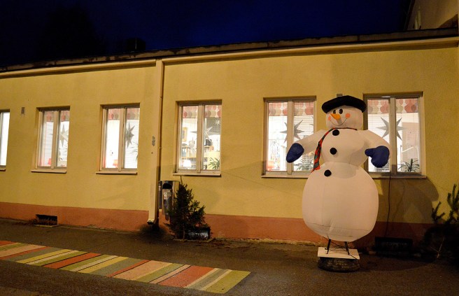 En snögubbe välkomnar alla till busstationen.