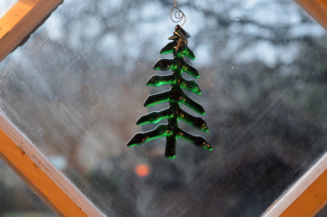 Granen står så grön och grann i fönstret :-)