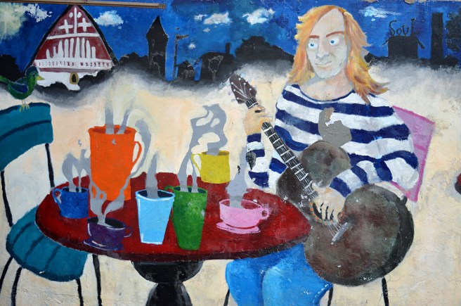 Fest på gång med gitarrspelande man och goda drycker i Borgå :-)