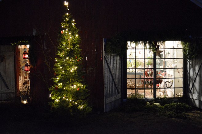 Kungsdammens försäljningsbod i kvällsbelysning.