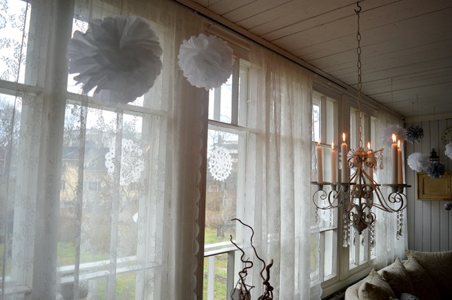 I hemmet Helgas på Sibeliusgatan möts man av flingor och snöbollar och levande ljus i kronan på verandan.