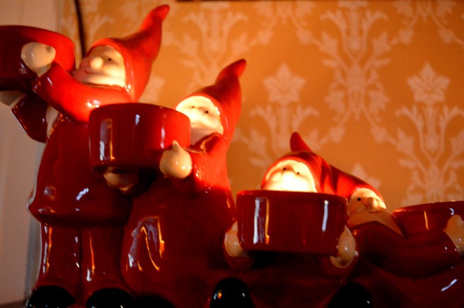 Tomtar på rad lyser upp en vrå i julhemmet Helgas.