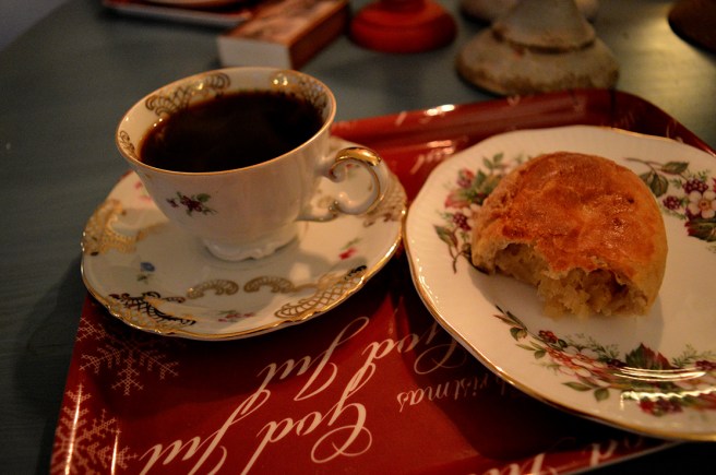 Till väntan på julen hör en kopp kaffe och Olgas fantastiska ryska kålpiråg.