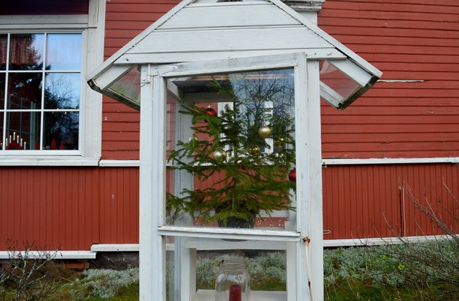Ingen snö och gräset är grönt i december. Men en föraning om julen får man ändå då man besöker Villa Limppu på Kuhlefeltsgatan.