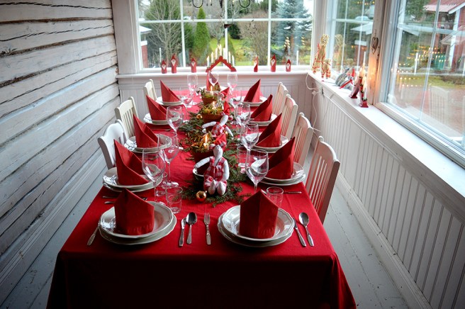 När man kommer in i hallen möts man av det här fint dukade bordet.