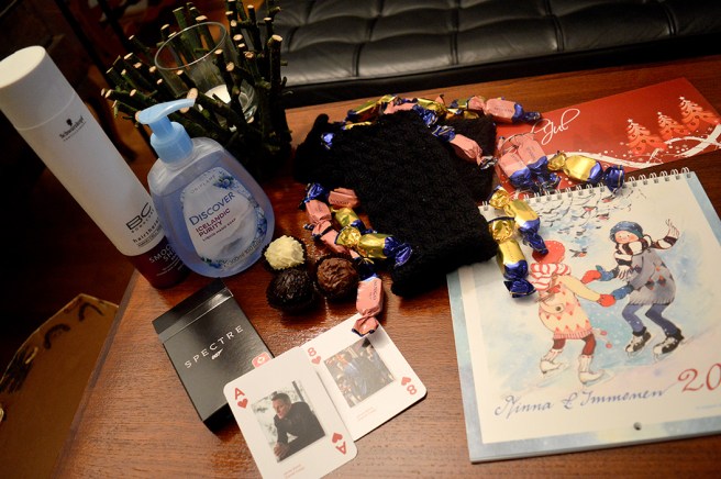 Årsalmanacka, pulsvärmare, tvål, schampo, ljushållare, godis... och Bond!