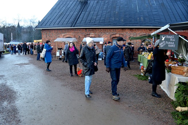 Värsta rusningen var inne i tegelbyggnaden och i stallet som inte syns på bilden. Trots att snön saknas tycker jag stämningen på marknaden var fin.