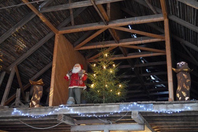 En tomte på loftet? Han vakar över försäljarna som finns på marknivå i stallet.