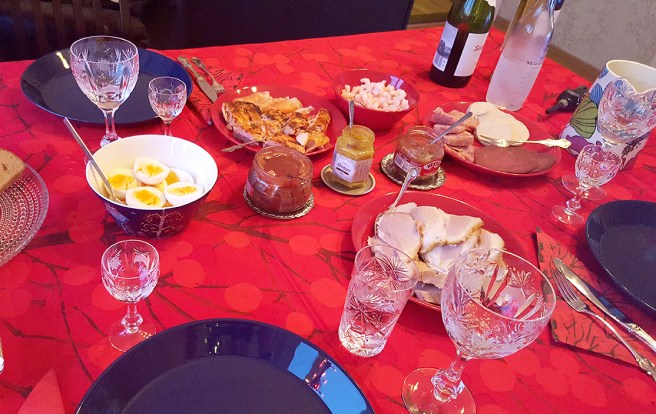 Alla möjliga goda rester. Bröd, fisk, ägg, skinka, korvar, räkor med mera.